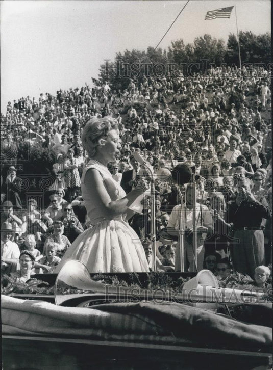 1960 Press Photo DInah Shore entertaining - Historic Images