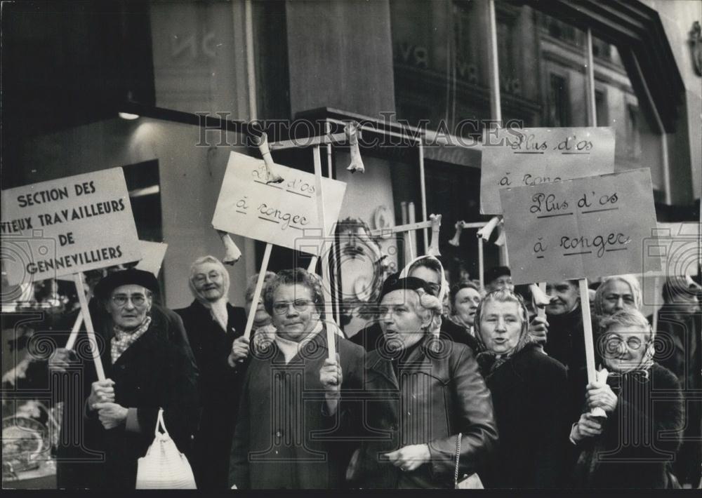 1961 Press Photo Elderly & Disabled Demonstrate for Higher Pension - Historic Images