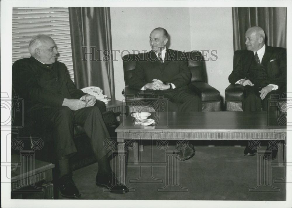 1969 Press Photo Jordanian Premier Mr. Bahjat Talhouni with Mr. Davies - Historic Images