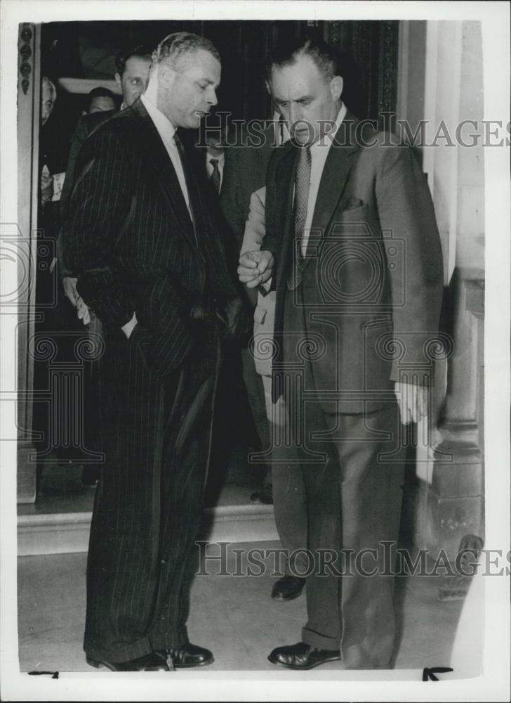 1959 Press Photo Officers of the Scotland yard fraud squad visit office - Historic Images