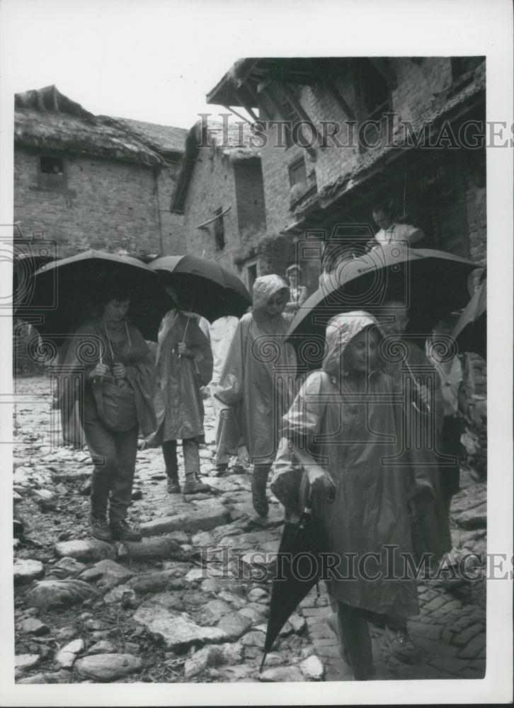 Press Photo Nepal trekkers in the rain - Historic Images