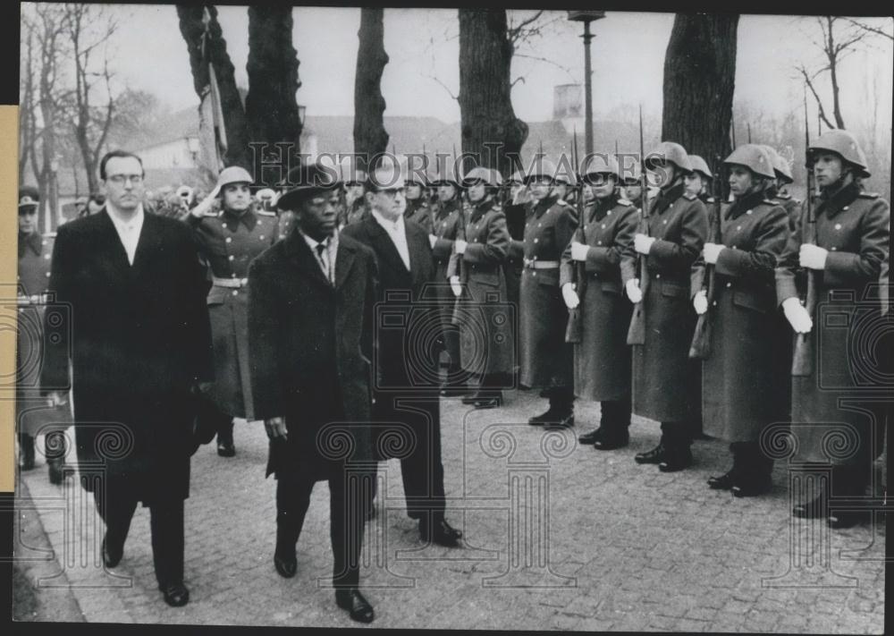 1960 Press Photo Chief of Protocol Klaus Willerding, Ambassador Seydon Conte and - Historic Images