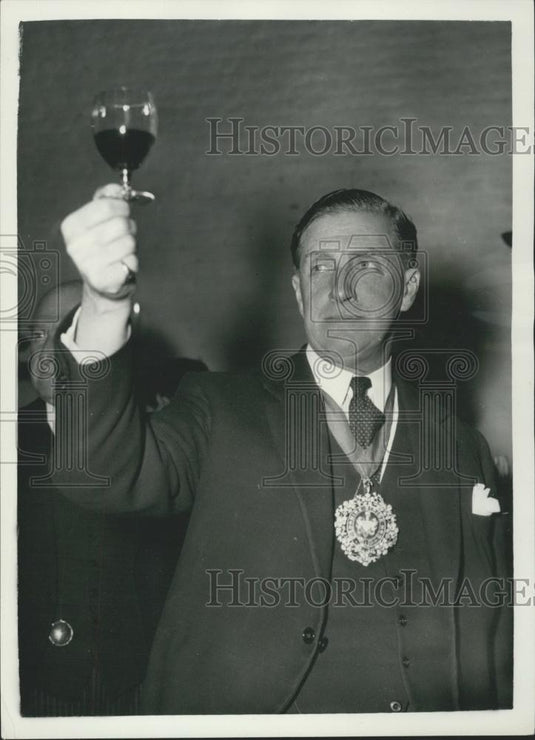 1956 Press Photo Alderman Sir Cuthbert Ackroyn Tasting of French Wines - Historic Images