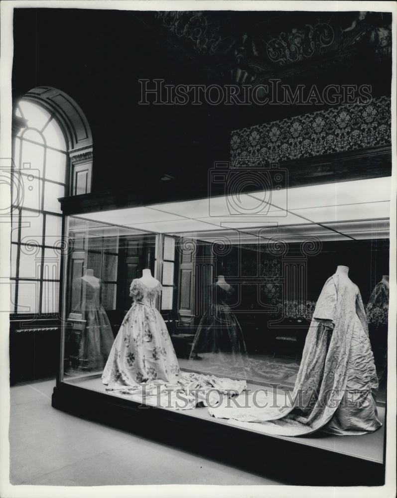 Press Photo Historic Fashions Protected By A Case - Historic Images