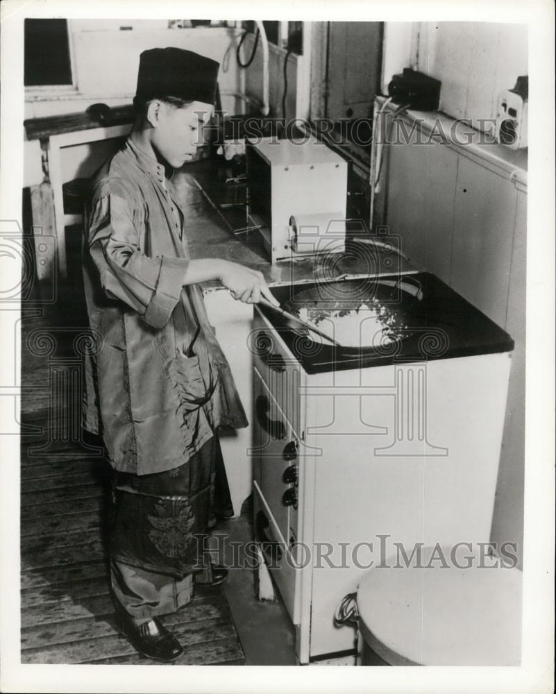 1956 Press Photo East meets west - over a hot stove - Historic Images