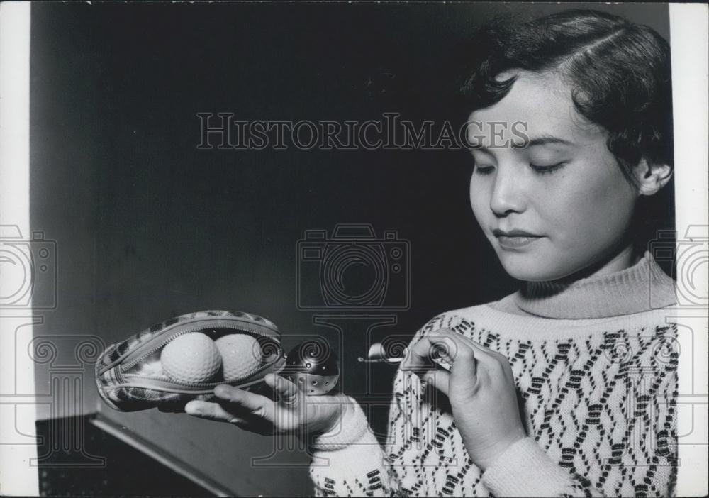 Press Photo Japanese gadget to warm golf balls - Historic Images