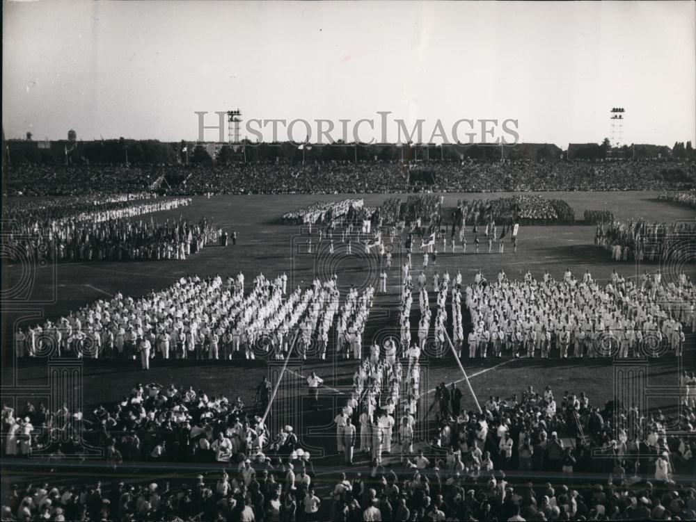 Press Photo Youths Stand In Line In Hamburg Germany - Historic Images