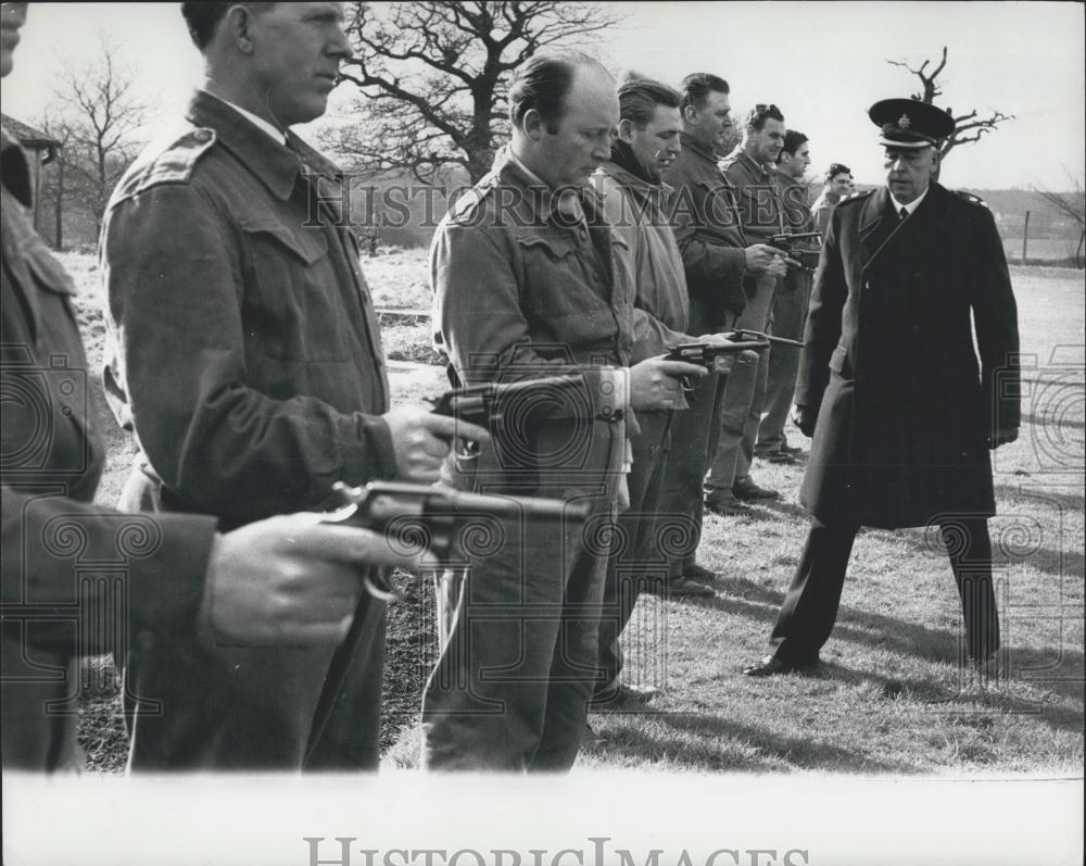 Press Photo Firearms Training Branch Superintendent Norman Fairman With Trainees - Historic Images