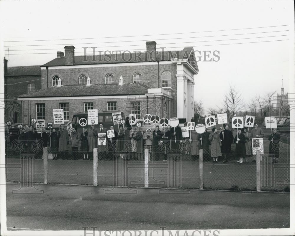 1958 Press Photo Rocket site marchers - Historic Images