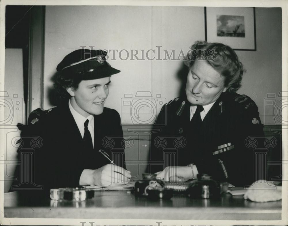 1953 Press Photo W.R.A.F.V.R. Miss Pat Lynch & Dorothea Powell - Historic Images