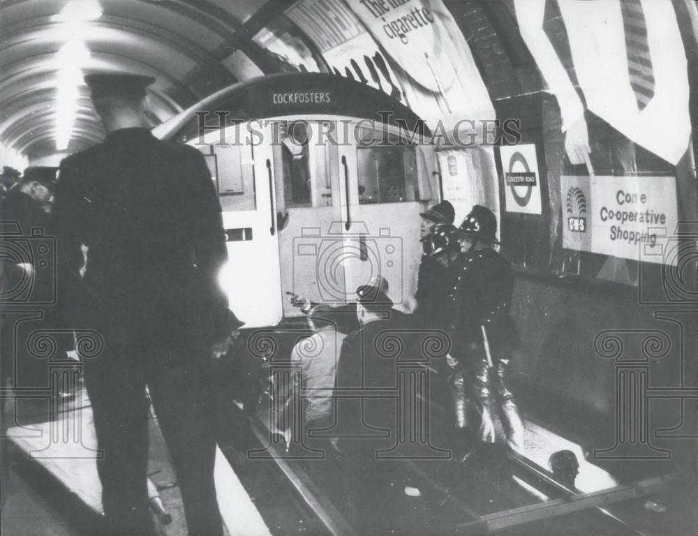 1964 Press Photo Policemen Trying To Rescue Boy Glomcester Road Tube Station - Historic Images