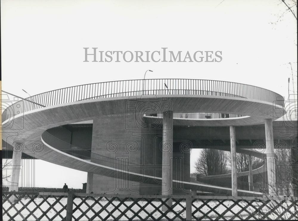 1958 Press Photo The pedestrians of Dusseldorf are reaching the new bridge - Historic Images