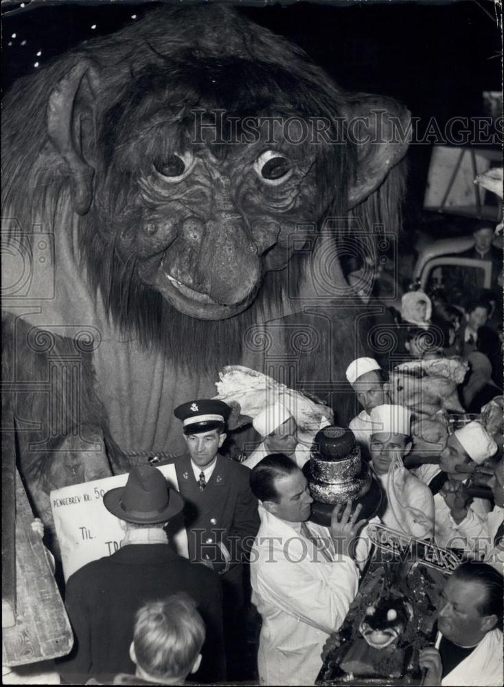 1952 Press Photo Giant Orge arrives at Viking Town Northern Sealand, Denmark - Historic Images