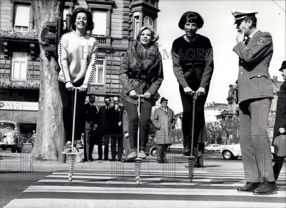 1966 Press Photo Kangaroo, Pogo Stick - Historic Images