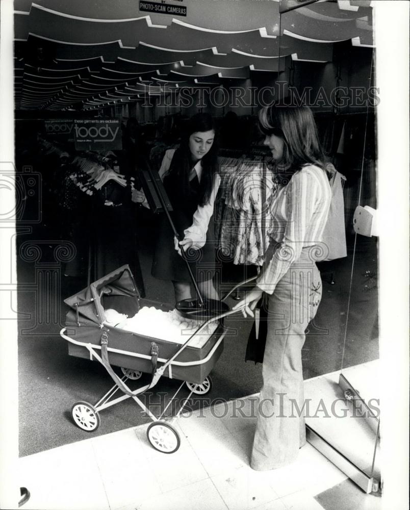 1973 Press Photo Anne Mason, Etam&#39;s Oxford Street, Bomb Check - Historic Images