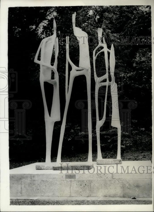 1957 Press Photo Trio Sculpture By Austin Wright In Holland Park Exhibition - Historic Images