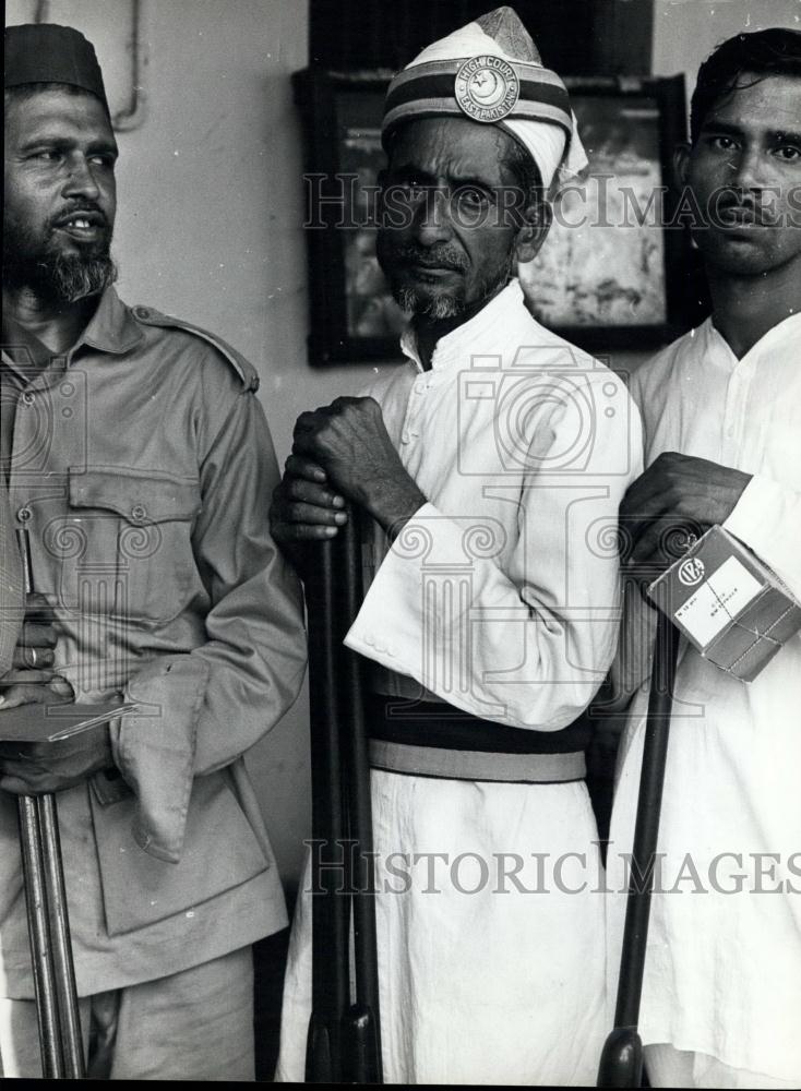 Press Photo Weapons, Dacca East Pakistan - Historic Images