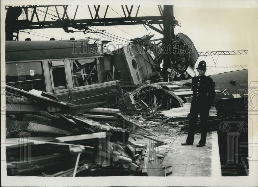 1953 Press Photo Rail Crash At Bethnal Green 4 Coaches Derailed &amp; Several Hurt - Historic Images