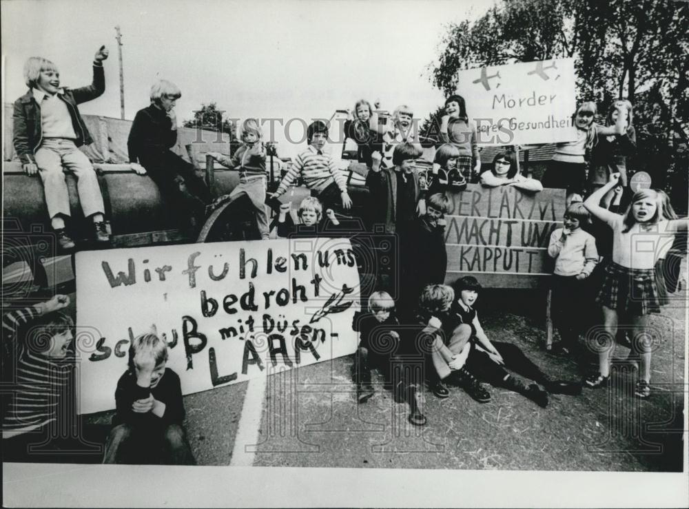 1973 Press Photo Demonstrations against NATO Gunnery Range in Nordhorn - Historic Images