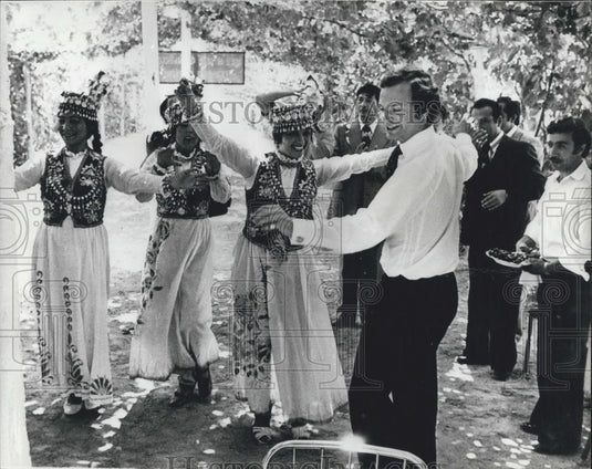 1978 Press Photo he King of Sweden dances with pretty Uzbek girls, - Historic Images