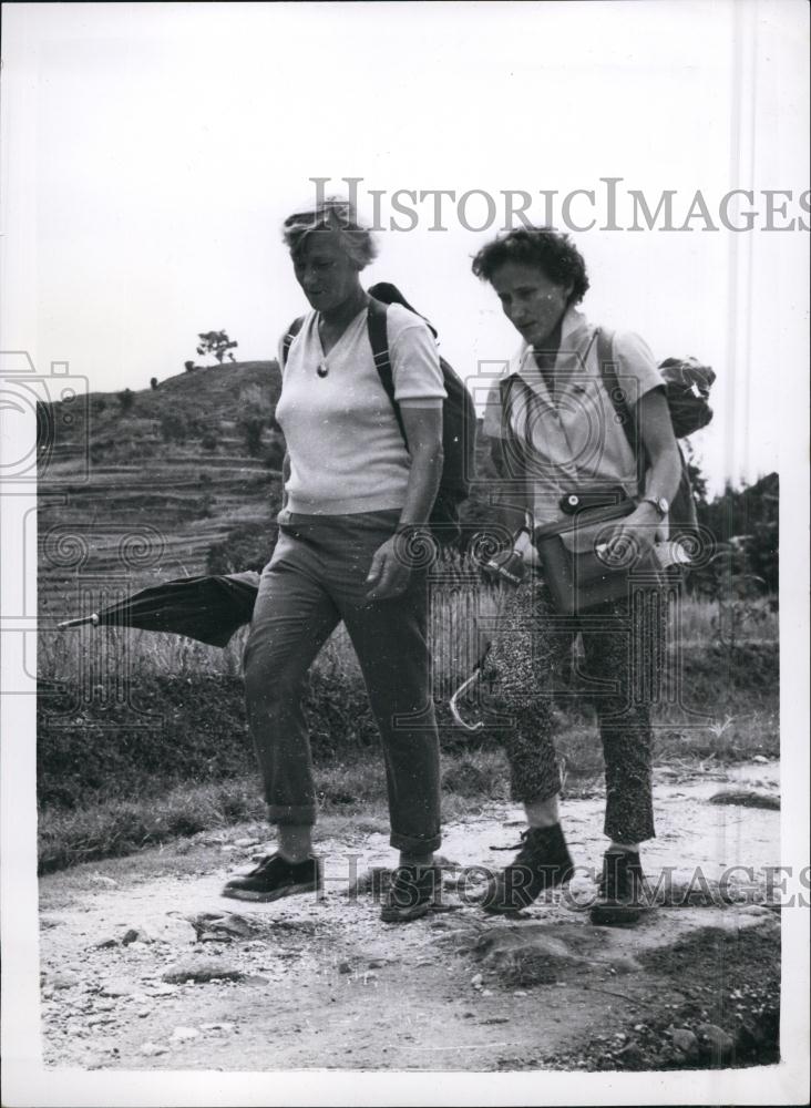 Press Photo Leader Mino Kogan With Mrs. Gravina On Hike - Historic Images