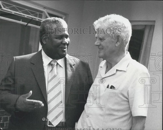 1980 Press Photo Former Rodesia Premier Garfield Todd Talks With Joshua N'Komo - Historic Images