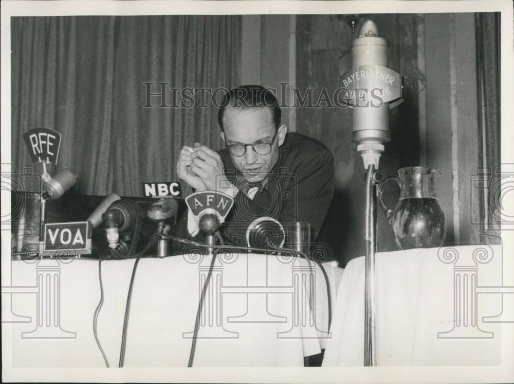 Press Photo Associated Press correspondent William Oatis - Historic Images