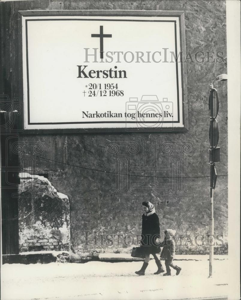 1969 Press Photo Placard Narcotics Death Notice On Display Stockholm Sweden - Historic Images
