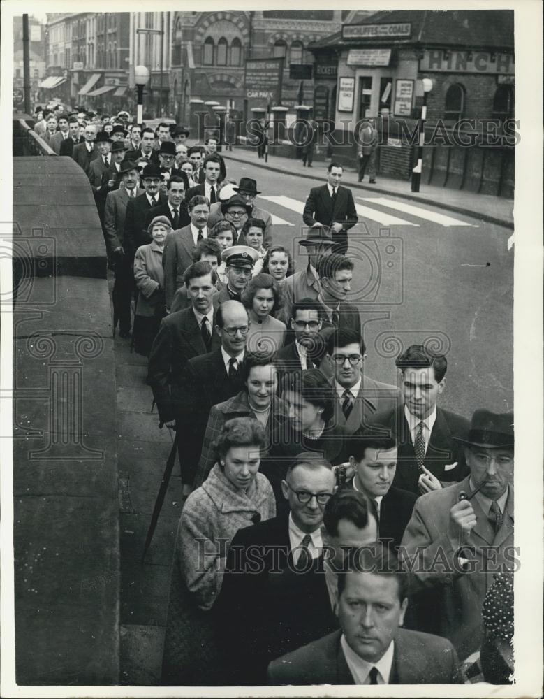 1955 Press Photo Rail Strike Scenes in London. Queue at Richmund - Historic Images