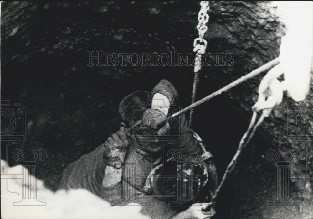 Press Photo French Worker Buried in a Well in a Building Yard Rescued - Historic Images