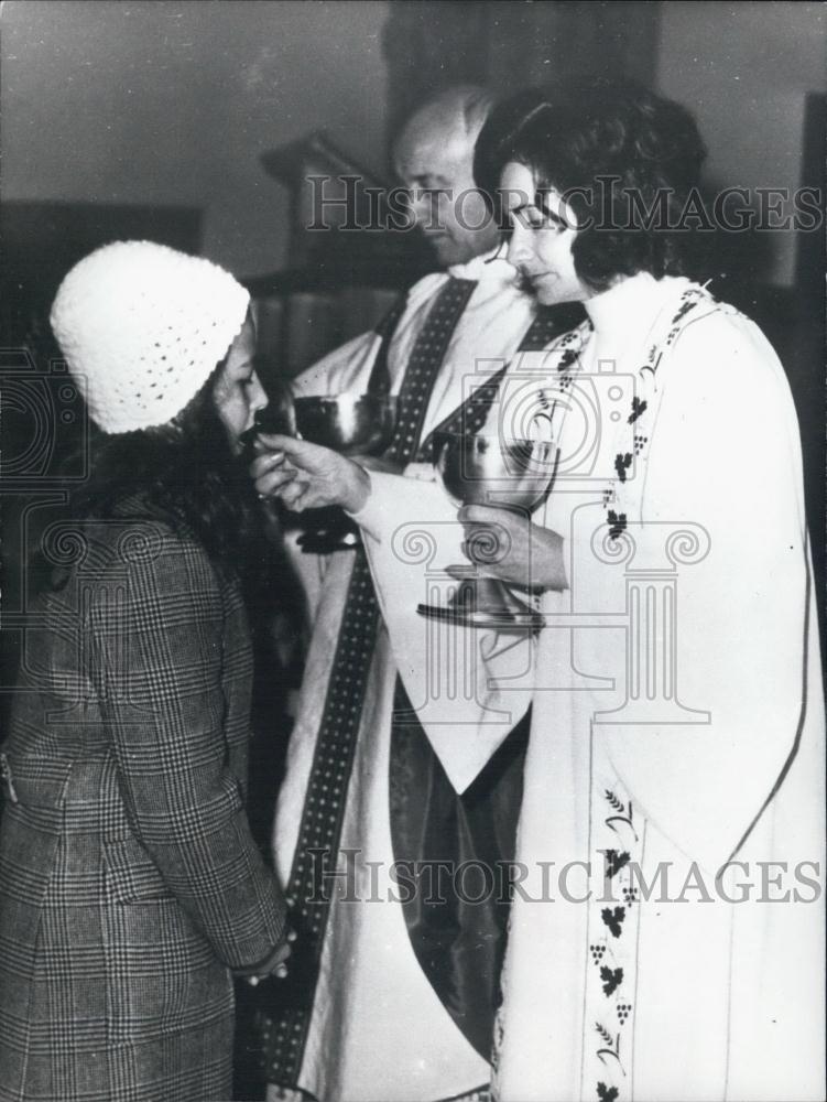 Press Photo Woman Authorized To Give Holy Communion Licia Di Misio - Historic Images