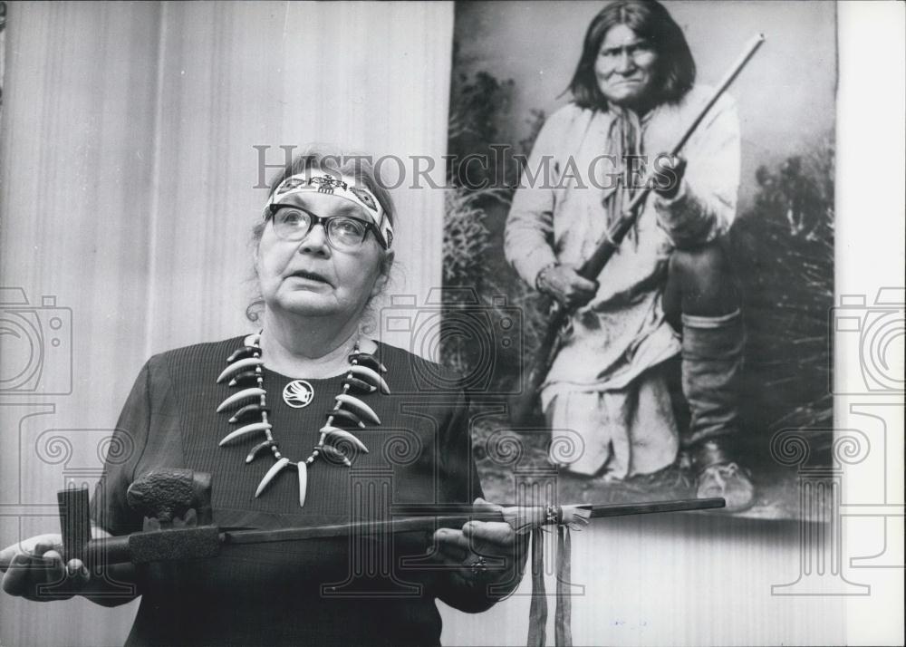 1970 Press Photo Del-Noi-Eh-Nit-Que-O-Mah - Mrs. Iwowski - &amp; The Ceremonial Pipe - Historic Images