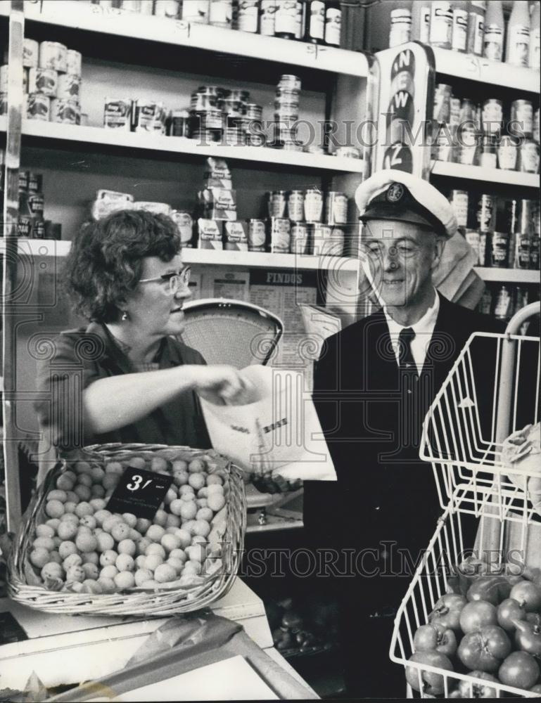 1968 Press Photo Sir Alec back to work - Historic Images