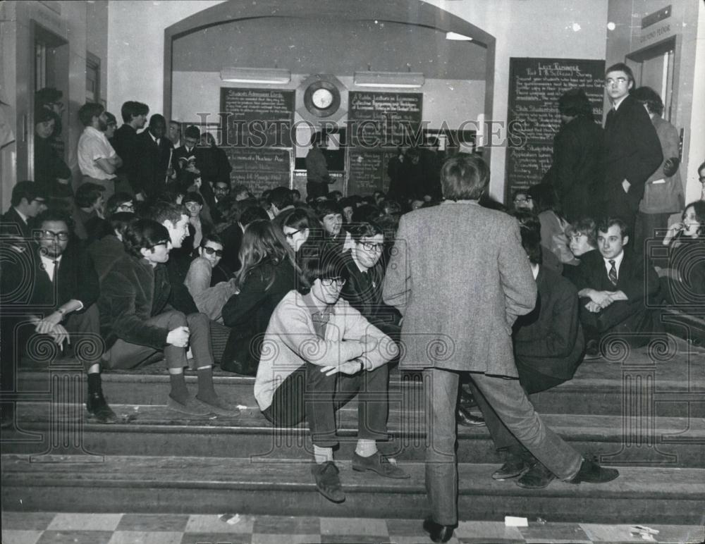 1967 Press Photo Sit-In Strike Students at London School of Economics - Historic Images