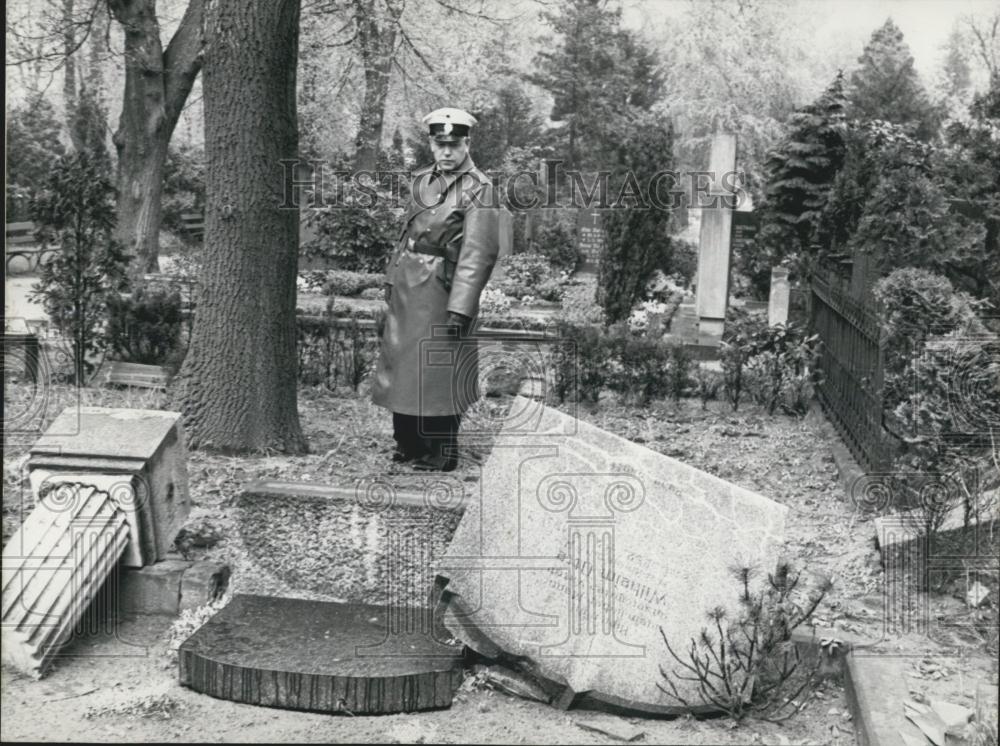 1957 Press Photo destroyed tombs at the &quot;Johannis&quot;. cemetery in Hamburg - Historic Images