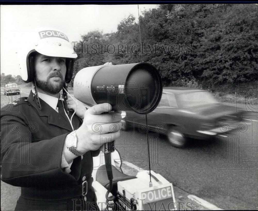 1978 Press Photo Patrolman Malcolm James Hand Held Radar Speed Checking Device - Historic Images