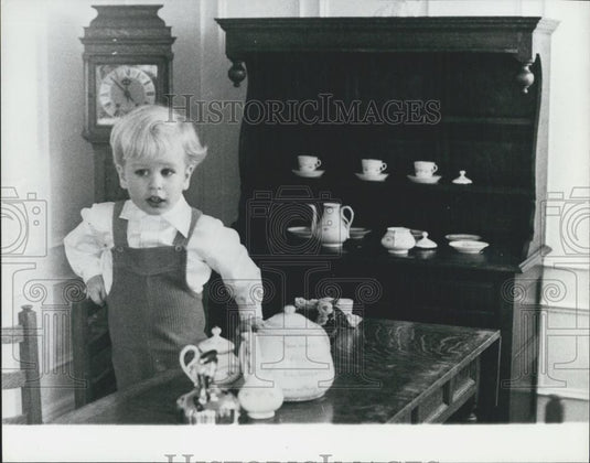Press Photo Peter Phillips Son Princess Anne At Grandmother's Former Cottage - Historic Images