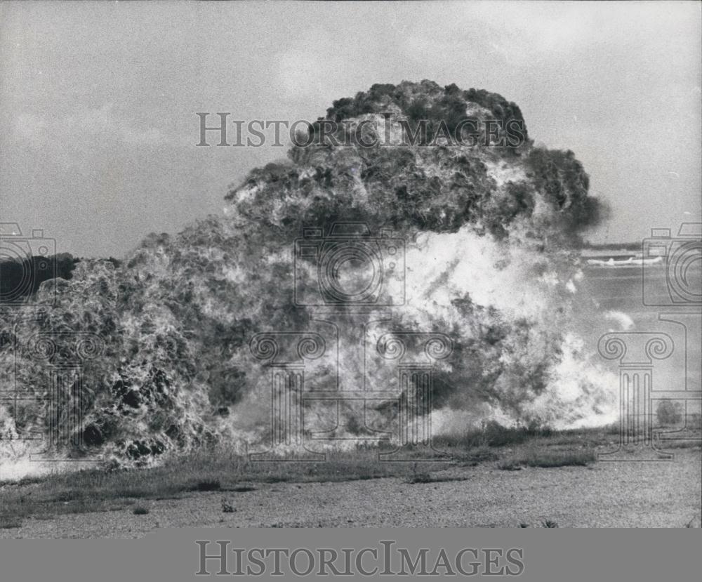 1973 Press Photo Farnborogh Demo Of Fire resistant Aircraft Fuels - Historic Images