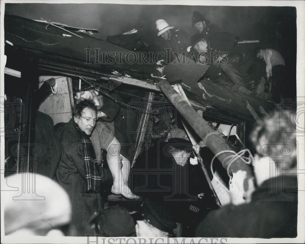 1958 Press Photo 10 Killed And 87 Injured As Two Trains Collide In Thick Fog - Historic Images