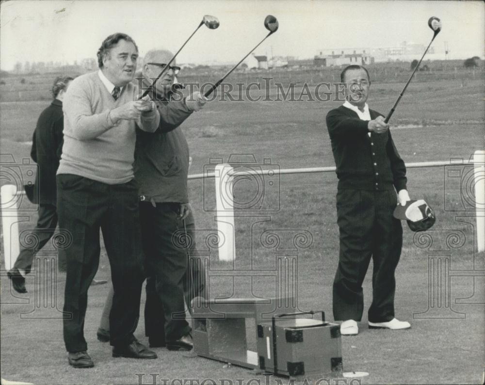 1973 Press Photo Japans Prime Minister Kakuei Tanaka plays golf in London - Historic Images