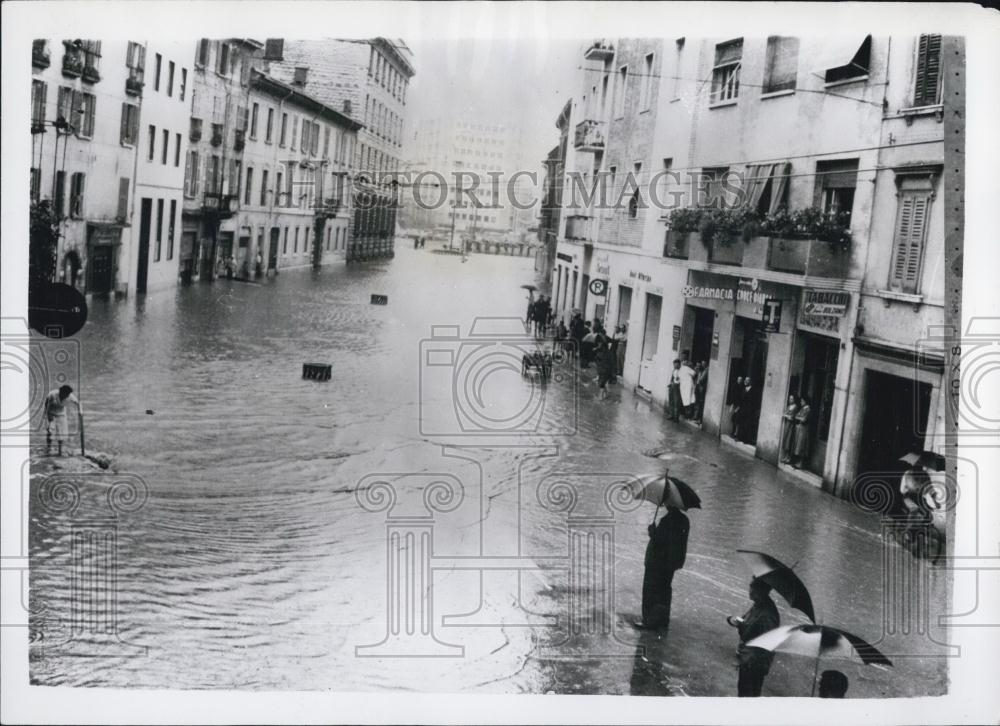 1958 Press Photo Main street of Brescia ,Italy Under water - Historic Images