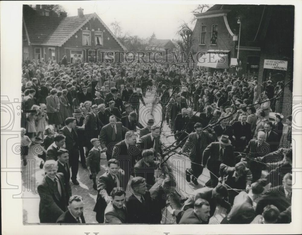 1953 Press Photo Netherlands celebrates Easter traditional bonfire Ceremonies - Historic Images