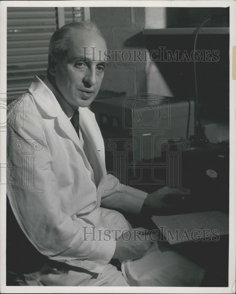 Press Photo Dr. Ochoa in his science lab - Historic Images