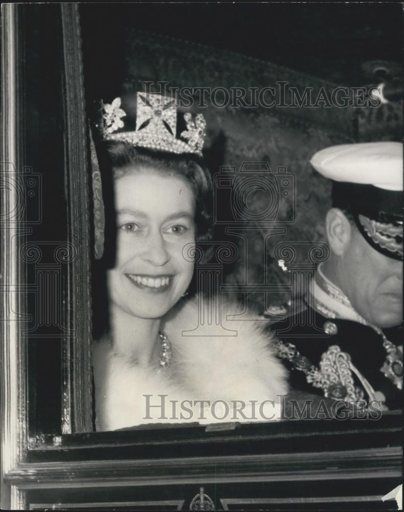 1966 Press Photo The Queen smiling as she leaves from the Palace of Westminster - Historic Images