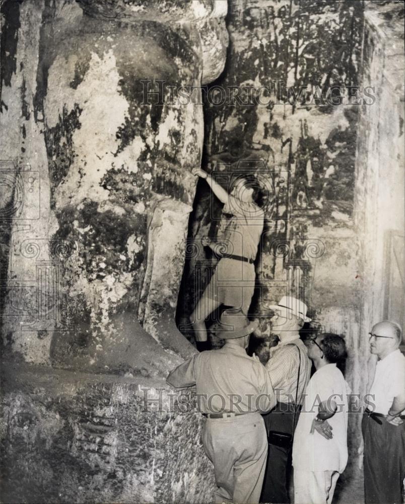Press Photo Minister Okasha talks with excavation workers - Historic Images