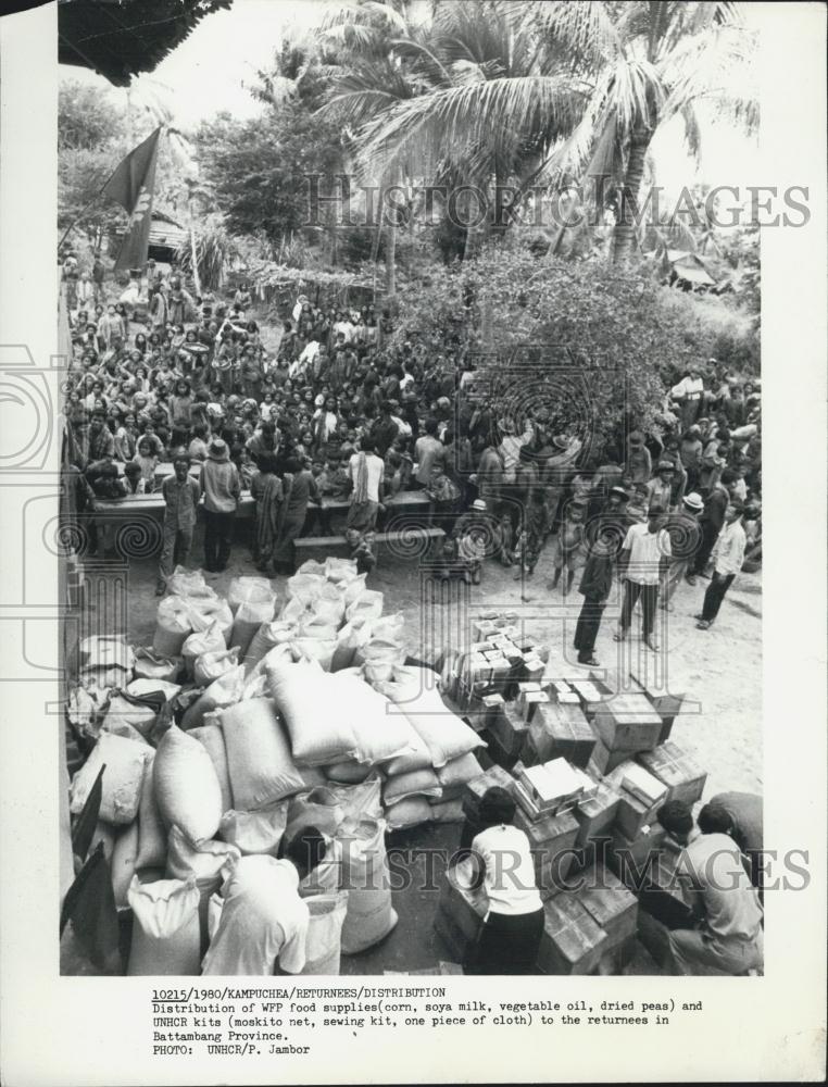 1980 Press Photo Distribution WFP Food Supplies UNCHR Kits Battambag Province - Historic Images