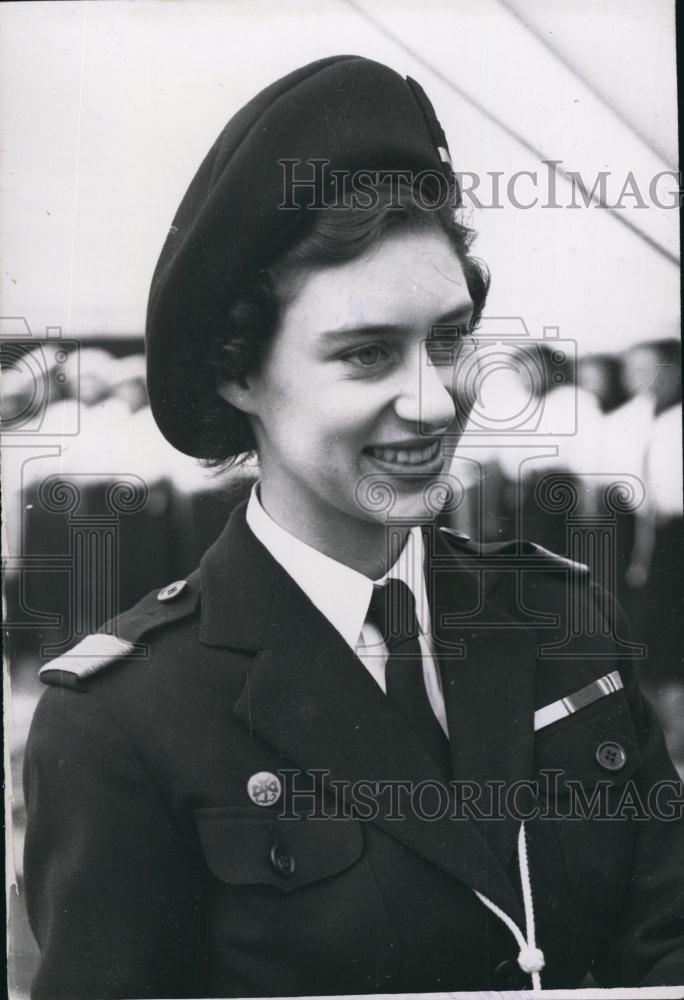 1950 Press Photo Princess Margaret Inspects Frigate Foudroyant - Historic Images