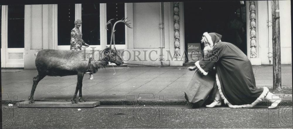1970 Press Photo Father Christmas with his reindeer Waldorf Hotel - Historic Images