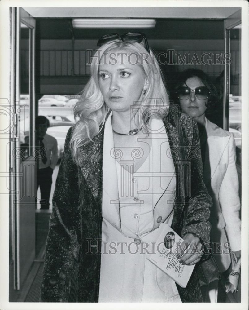 Press Photo Elizabeth Ray Going Through Airport - Historic Images