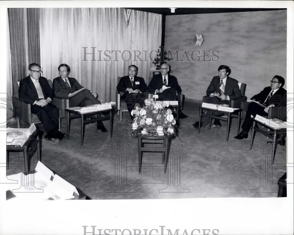 1972 Press Photo Dr Kissinger In Tokyo Japanese Representative Yushizane Iwasa - Historic Images